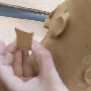 Mains d'enfant façonnant l'argile à l'atelier des enfants, La Manufacture