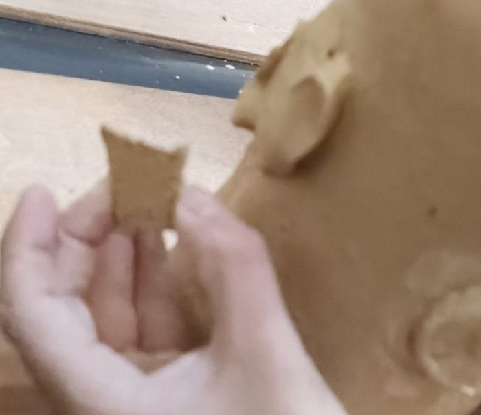 Mains d'enfant façonnant l'argile à l'atelier des enfants, La Manufacture