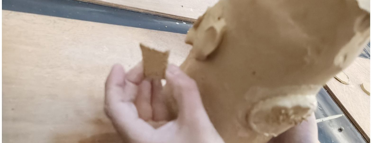 Mains d'enfant façonnant l'argile à l'atelier des enfants, La Manufacture